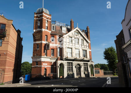 Le White Hart public house sur la terrasse dans Barnes, London, SW13, UK Banque D'Images