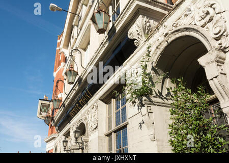 Le White Hart public house sur la terrasse dans Barnes, London, SW13, UK Banque D'Images