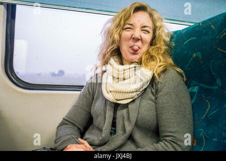 Un portrait à la personne prenant la photo tout en montant dans un train. Banque D'Images