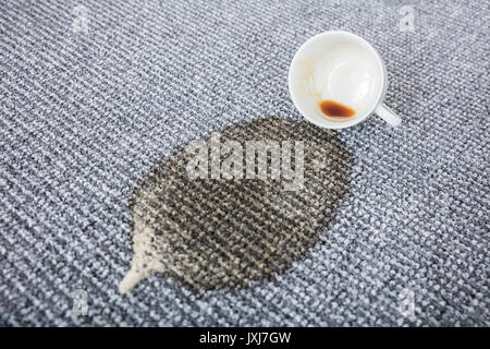 Close-up of a renversé la tasse de café des taches sur la moquette Banque D'Images