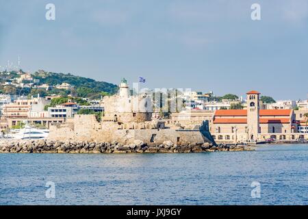 Agios Nikolaos forteresse (Fort de Saint Nicolas) et les usines à la vieille ville de Rhodes, vue de la mer, l'île de Rhodes, Grèce Banque D'Images