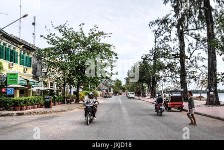 Kampot, Cambodge - Dec 31, 2011. Trafic sur Old street à Kampot, Cambodge. Kampot est une petite ville du sud-est Cambodge, et est une passerelle pour Bokor N Banque D'Images