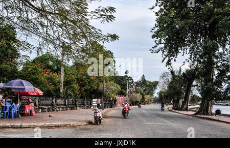 Kampot, Cambodge - Dec 31, 2011. Les gens la trottinette, sur la rue à Kampot, Cambodge. Kampot est une petite ville du sud-est Cambodge, et est une passerelle Banque D'Images