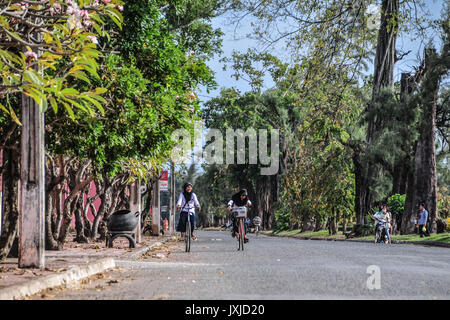 Kampot, Cambodge - Dec 31, 2011. Les élèves autour sur street à Kampot, Cambodge. Kampot est une petite ville du sud-est Cambodge, et est une passerelle vers le Bok Banque D'Images