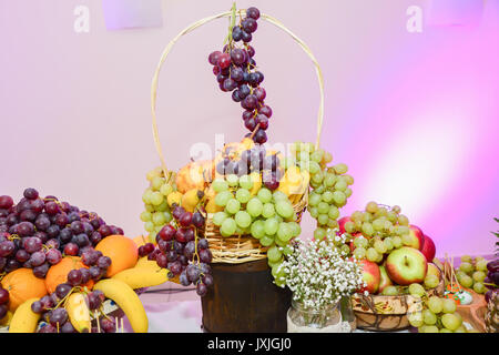 délicieux fruits disposés sur la table pour la réception de mariage Banque D'Images