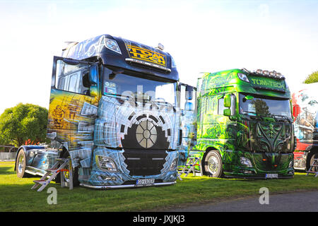 ALAHARMA, FINLANDE - le 11 août 2017 : Vader imaginative et Alien DAF XF super trucks d Tom-Tech sur l'affichage sur Power Truck Show 2017. Banque D'Images