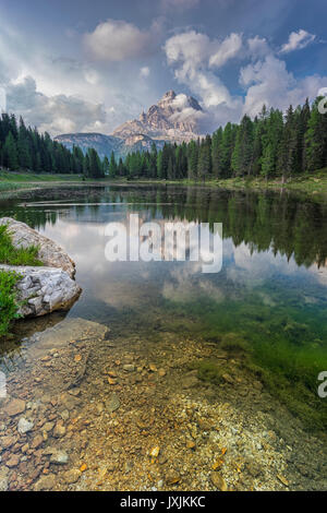 Les Trois Cimes de Lavaredo se reflète sur l'Antorno's Lake. Antorno's Lake, Dolomites de Sesto, Veneto, Italie. Banque D'Images