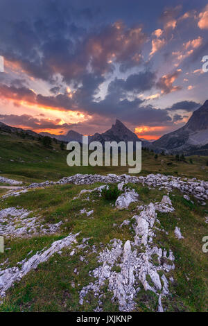 Col Falzarego, Cortina d'Ampezzo, Veneto, Italie. Les nuages et la lumière sur le Sass de strie au cours d'un beau coucher du soleil. Banque D'Images