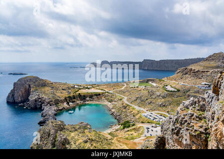 La ville de Lindos et vue sur St Paul's Bay sur un jour nuageux, vue depuis le château de Lindos, l'île de Rhodes, Grèce Banque D'Images