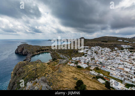 La ville de Lindos et vue sur St Paul's Bay sur un jour nuageux, vue depuis le château de Lindos, l'île de Rhodes, Grèce Banque D'Images