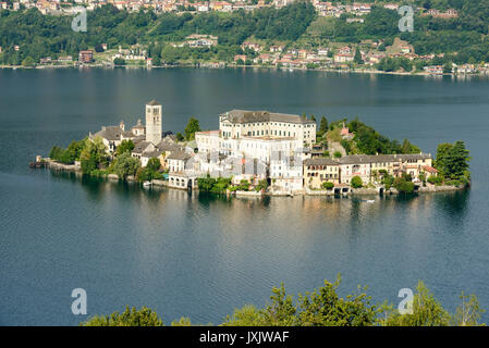 Vue aérienne de l'Est de l'île de San Giulio historique au lac d'Orta, abattu en journée d'été lumineux de Orta San Giulio Sacro Monte, Novara, Cusio, Italie Banque D'Images