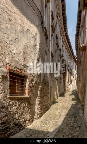 Ruelle pavée de flexion dans village historique, tourné sur un jour à Miasino, Novara, Cusio, Italie Banque D'Images