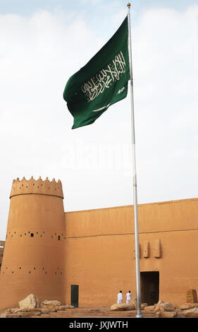 L'Arabie drapeau flotte à proximité du patrimoine historique et Al Masmak Fortress in Riyadh Arabie Saoudite Banque D'Images