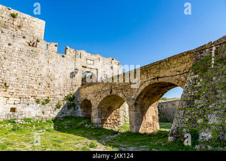 Porte de Saint John, pont menant à elle et fossé à la vieille ville de Rhodes, l'île de Rhodes, Grèce Banque D'Images