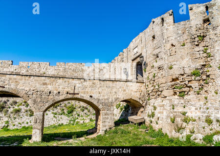 Porte de Saint John, pont menant à elle et fossé à la vieille ville de Rhodes, l'île de Rhodes, Grèce Banque D'Images