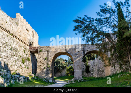 Porte de Saint John, pont menant à elle et fossé à la vieille ville de Rhodes, l'île de Rhodes, Grèce Banque D'Images