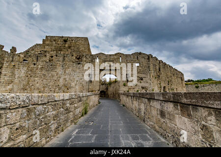 Deuxième partie de la Porte de Saint John (Koskinou Gate) et le pont qui mène à elle, la vieille ville de Rhodes, Grèce Banque D'Images