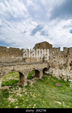 Deuxième partie de la Porte de Saint John (Koskinou Gate) et le pont qui mène à elle, la vieille ville de Rhodes, Grèce Banque D'Images