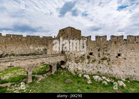 Deuxième partie de la Porte de Saint John (Koskinou Gate) et le pont qui mène à elle, la vieille ville de Rhodes, Grèce Banque D'Images