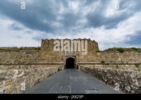 Porte de Saint John et le pont qui mène à elle plus de douves, la vieille ville de Rhodes, Grèce Banque D'Images