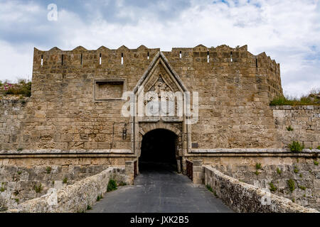 Porte de Saint John et pont menant à la vieille ville de Rhodes, Grèce Banque D'Images