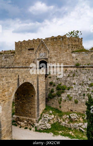 Porte de Saint John et pont menant à la vieille ville de Rhodes, Grèce Banque D'Images