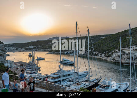 Coucher de soleil à Bonifacio harbou, gros voiliers et yachts ancrés dans la Marina , Corse-du-Sud, France Banque D'Images