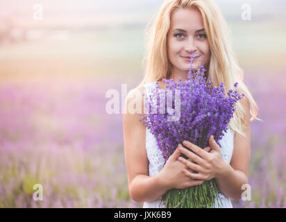 Belle fille sur le champ de lavande Banque D'Images