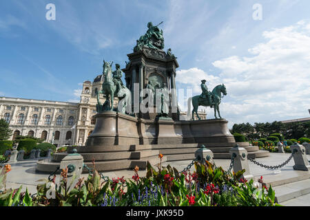 La statue de Maria-Theresien dans le centre de la Maria-Theresien square à Vienne. Banque D'Images