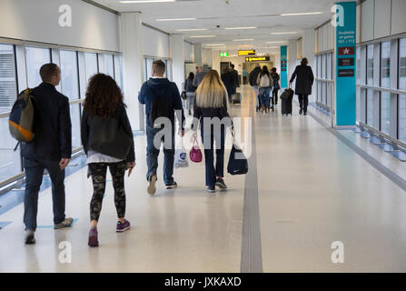 Les passagers à marcher avec assurance le long corridor au Gatwick Belmont Guest House, Londres, Angleterre, Royaume-Uni Banque D'Images