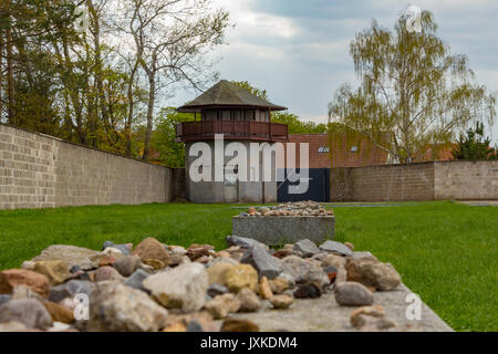 Des pierres posées comme un mémorial aux victimes du national-socialisme au camp de concentration de Sachsenhausen Banque D'Images