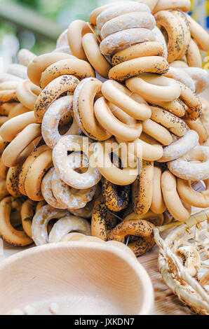 Pain de séchage des bagels aux graines de pavot. focus sélectif. Paquet de bagels sont vendus à la foire-vente. Banque D'Images