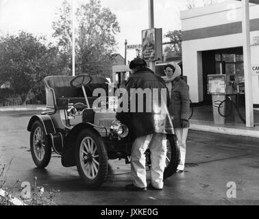 Une voiture d'époque s'arrête à une station essence à Horley Surrey en Angleterre, au cours de l'Assemblée London-Brighton Voiture vétéran courir le 6 novembre 1977. Souvent connu comme la vieille race, le terme cruches est l'un des plus anciens événements automobile dans le monde. Banque D'Images