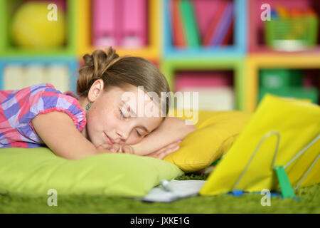 Lycéenne dormir sur un livre d'exercices Banque D'Images