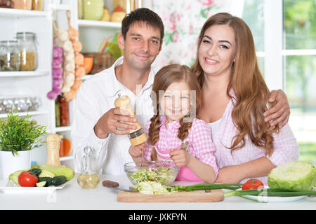 Fille à préparer le dîner avec les parents Banque D'Images