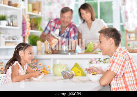 Frère et soeur de prendre le petit déjeuner Banque D'Images