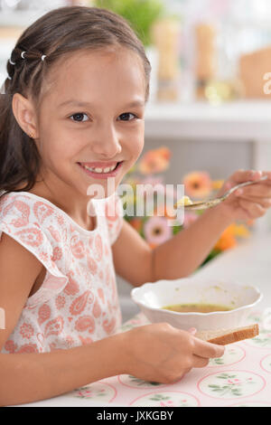 Little girl eating soup Banque D'Images