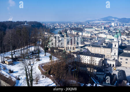 Vue sur Salzbourg avec parc couvert de neige et de la cathédrale en premier plan Banque D'Images