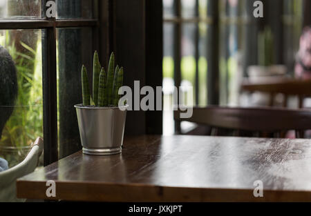 La table à manger dans le restaurant de style loft. Banque D'Images