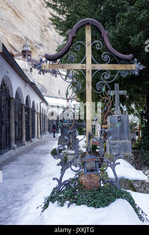 St Peter's Cemetery, Salzbourg, Autriche avec la neige en hiver Banque D'Images