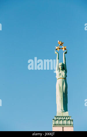 Riga, Lettonie - 1 juillet 2016 : Close Up Detail de célèbre monument commémoratif - Monument de la liberté à la place de la liberté en journée ensoleillée. Banque D'Images