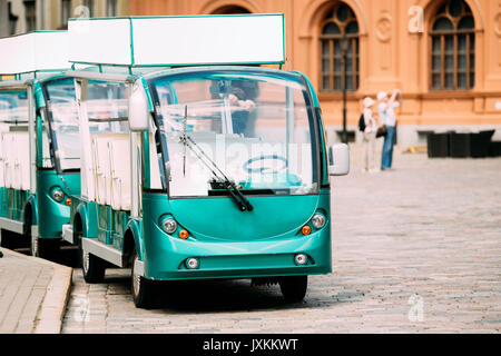 Voiture électrique gratuit pour les touristes pour les touristes à explorer les attractions de la ville dans la vieille ville d'Europe. Banque D'Images