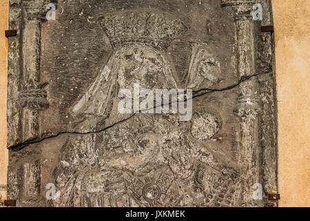 Riga, Lettonie. Doorside les pierres de la maison avec des points noirs le relief de St Mary en cathédrale du Dôme. Détail, Close Up Banque D'Images