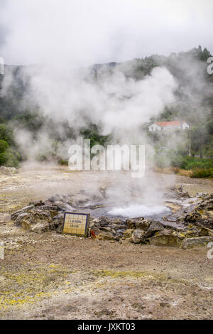 Caldeira Grande, Furnas. Les sources chaudes et les fumerolles dans le centre-ville de Furnas, Sao Miguel, Açores. Banque D'Images