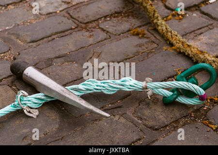 Distributeurs de nouvelles cordes pour les filets de pêche. Pittenweem front de mer. Fife Scotland UK Banque D'Images