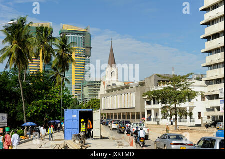 Tanzanie Dar es Salaam, la construction de routes, édifices à appartements nouveaux, de la cathédrale et la maison des Pères Blancs, également connu sous le nom de Atiman House. Il est nommé d'après les Pères Blancs, comme l'édifice a été le siège de leur mission depuis 1922. L'autre nom de 'Atiman' fait référence à Adrian Atiman, un médecin africain qui a été libéré de l'esclavage au Nigeria par les Pères Blancs et a servi plus tard en Tanzanie jusqu'à sa mort, en 1924. Le bâtiment aurait été construite dans les années 1860 (peut-être 1866) comme un harem pour le Sultan Majid de Zanzibar. En 1922, il a été vendu aux Pères Blancs, et devient t Banque D'Images