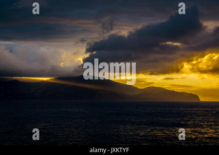 Coucher de soleil sur l'île de Faial, vue de l'île de Pico Banque D'Images