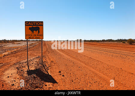 Le bétail sur la panneau d'avertissement, dans l'outback australien, Gascoyne, Australie occidentale Banque D'Images