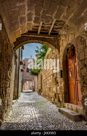 Charmante ruelle dans la vieille ville de Rhodes, l'île de Rhodes, Grèce Banque D'Images