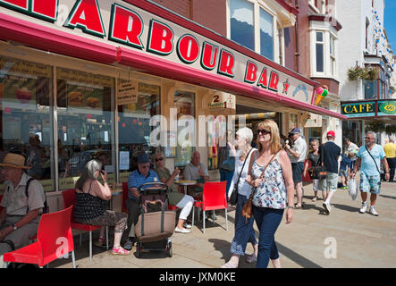 Personnes visiteurs touristes à l'extérieur du magasin de café Harbour Bar en été Scarborough Seafront North Yorkshire Angleterre Royaume-Uni GB Grande-Bretagne Banque D'Images